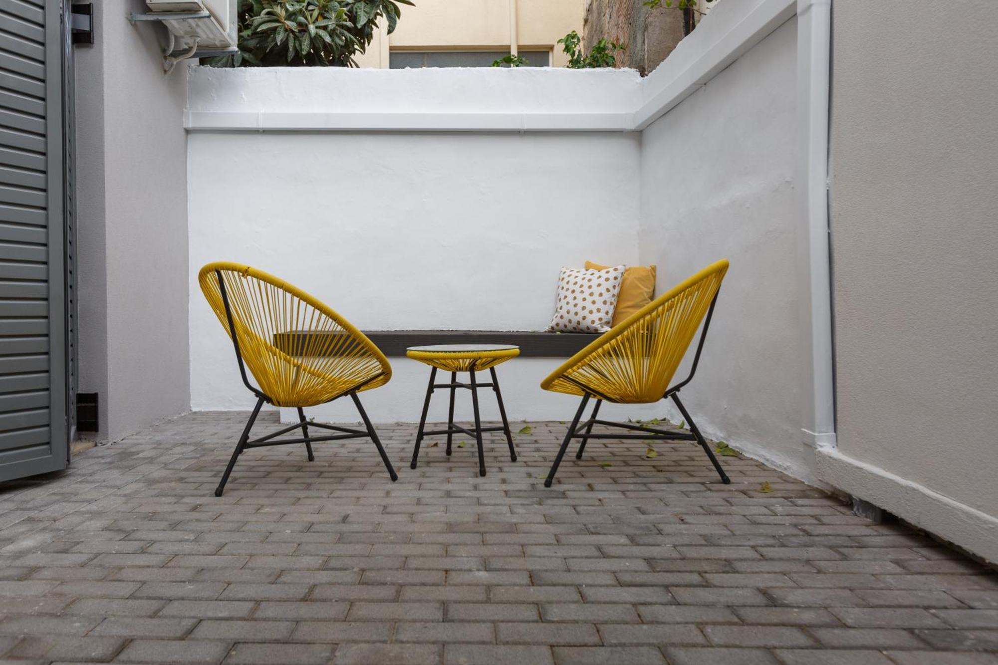 Groundfloor 2Br Apt With Smallyard Near The Heart Of Calamata Exterior foto